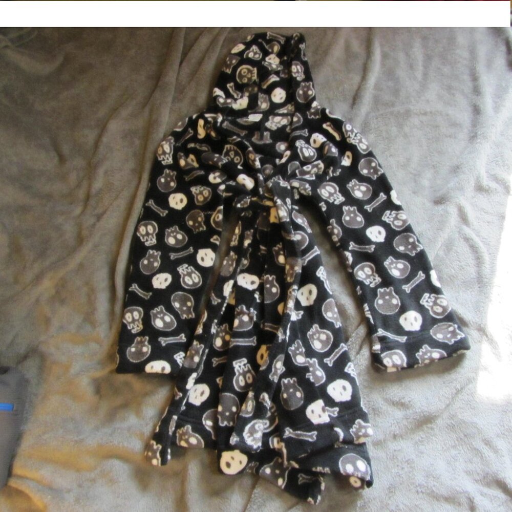 3 for $40 - kids cherokee fleece robe skulls all over size LARGE 12/14 (CL62)